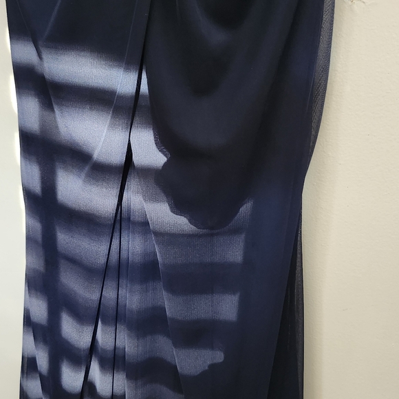 Lovely Navy gown only used one time !It Navy blue colorIt's really a gorgeous!! - Picture 6 of 12